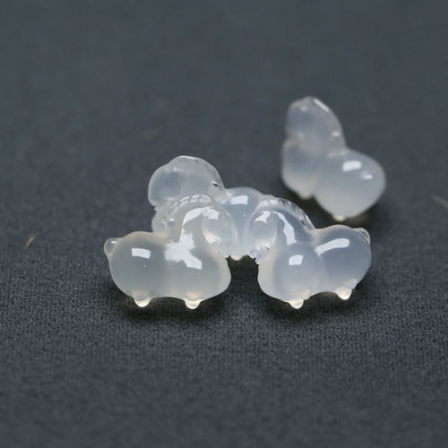 天然白玛瑙玉髓手工件小吊坠
