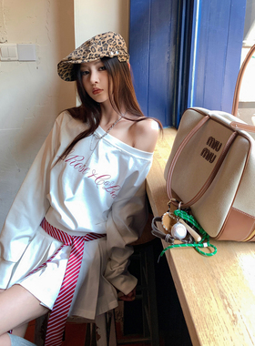 白色斜肩露肩宽松套头卫衣长袖慵懒松弛感上衣+高腰百褶短裙套装