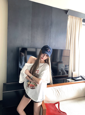 版型大师 白色斜肩宽松短袖t恤女2025设计感慵懒露肩度假印花上衣