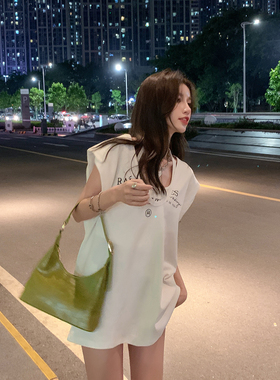 氛围感白色垫肩T恤宽松秋2025无袖设计感挂脖背心上衣吊带两件套