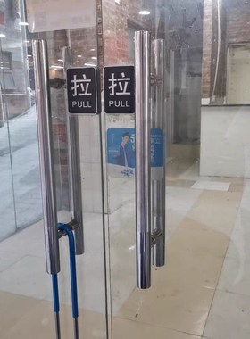 黑色木门玻璃门玫瑰黑圆管大门侧装钛金色把手拉手有无框斜拐脚