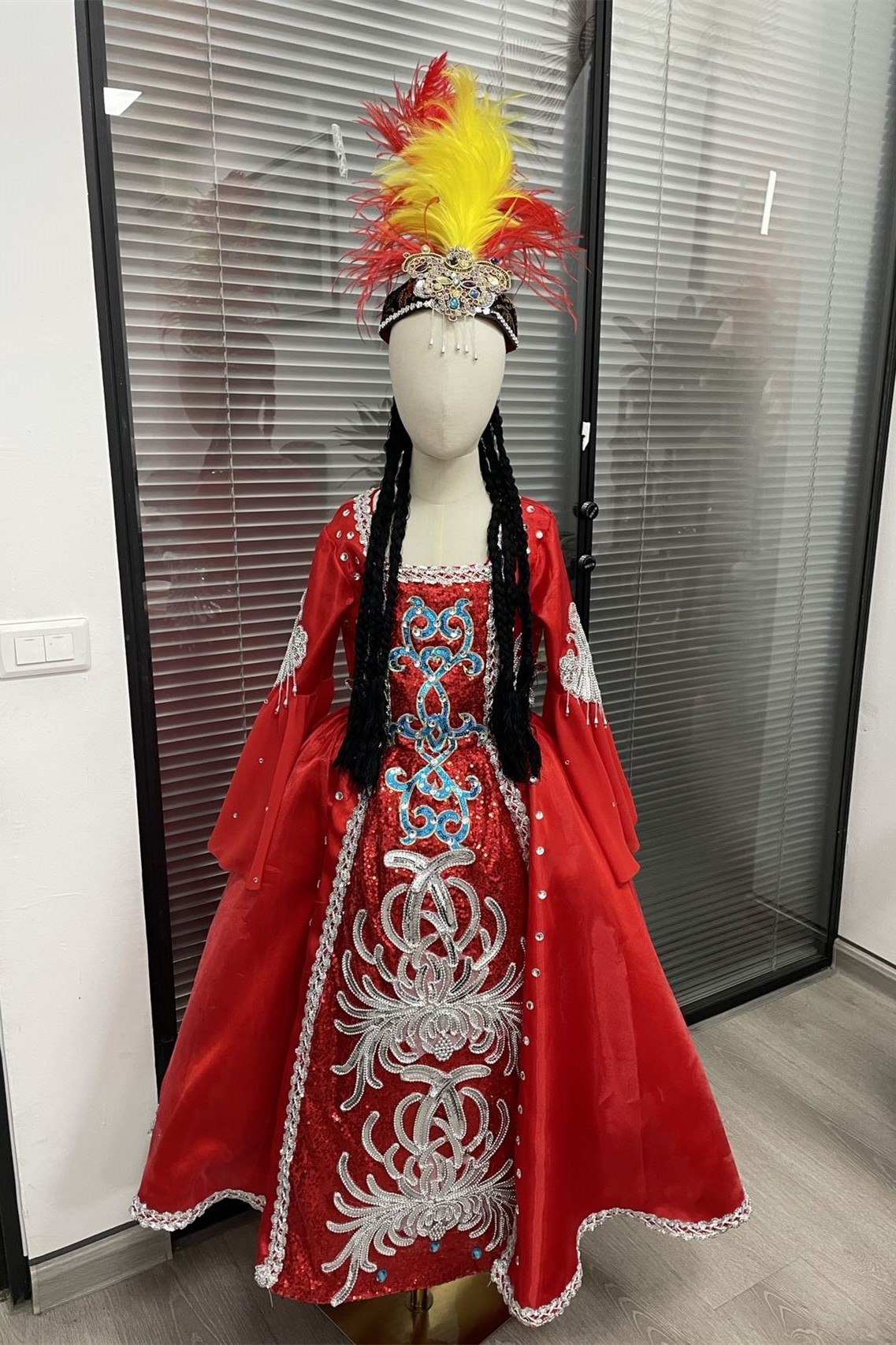 快乐阳光女童新疆哈萨克族塔里木禾木的雪花撒拉花儿独唱演出服装