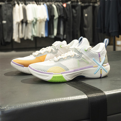 轻量回弹缓震耐磨运动鞋