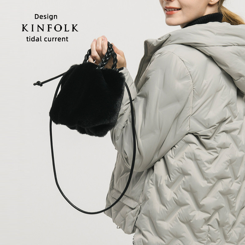 2024秋冬新款时尚麻花手提褶皱云朵毛毛茸水桶包单肩斜挎毛绒女包