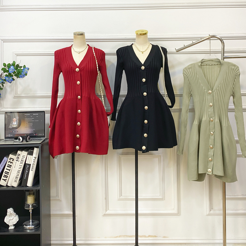 V领单排扣长袖坑条纹针织连衣裙