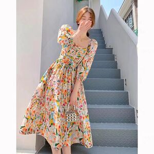 法式赫本风高级感气质洋气女复古别致漂亮碎花泡泡袖连衣裙夏季