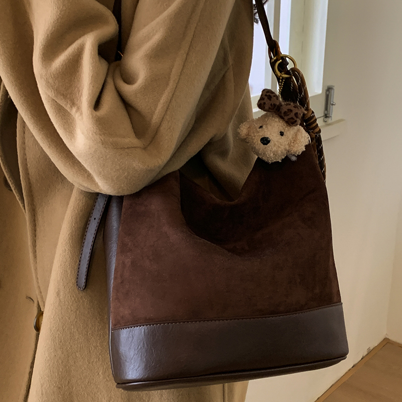 小众复古麂皮绒水桶托特包