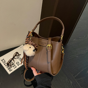美拉德风荔枝纹水桶包女2026新款简约通勤托特小包韩版气质斜挎包
