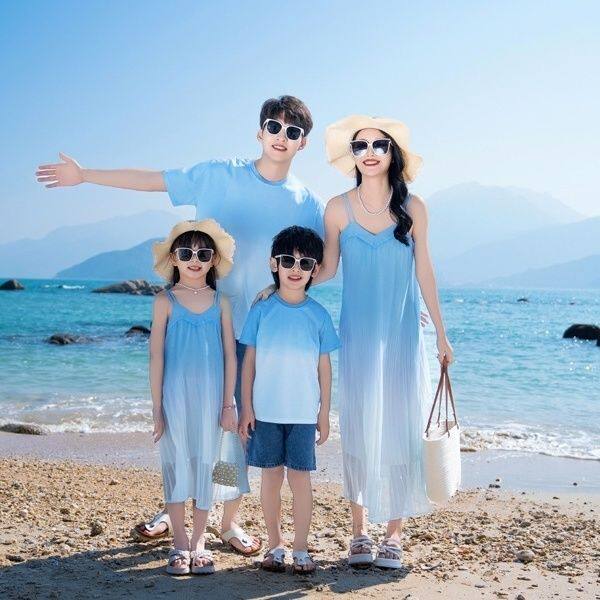 夏季度假亲子装新款海边沙滩中大童一家三口母子洋气母女连衣裙潮