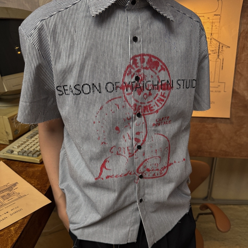 巨显肩宽的条纹印章短袖衬衫