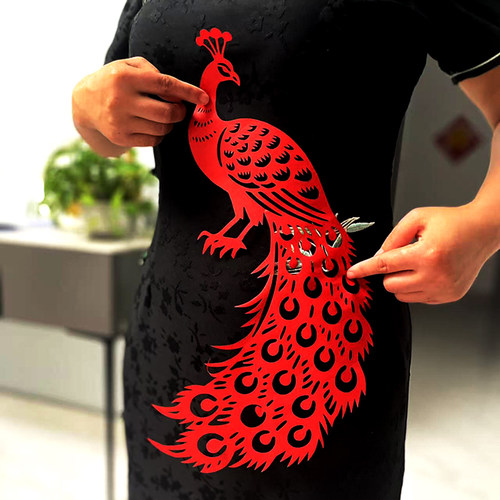 孔雀剪纸作品成品镂空窗花