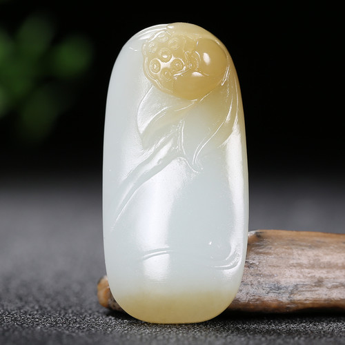 新疆和田玉且末料羊脂白玉荷花吊坠
