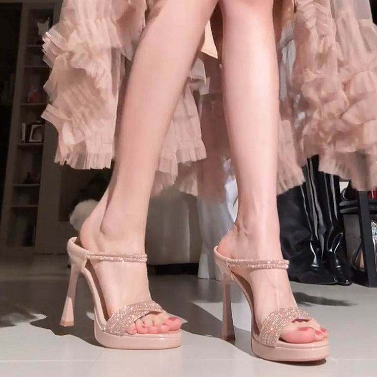 法式温柔裸色细跟高跟鞋女2026新款夏季外穿不累脚一字带凉拖鞋女