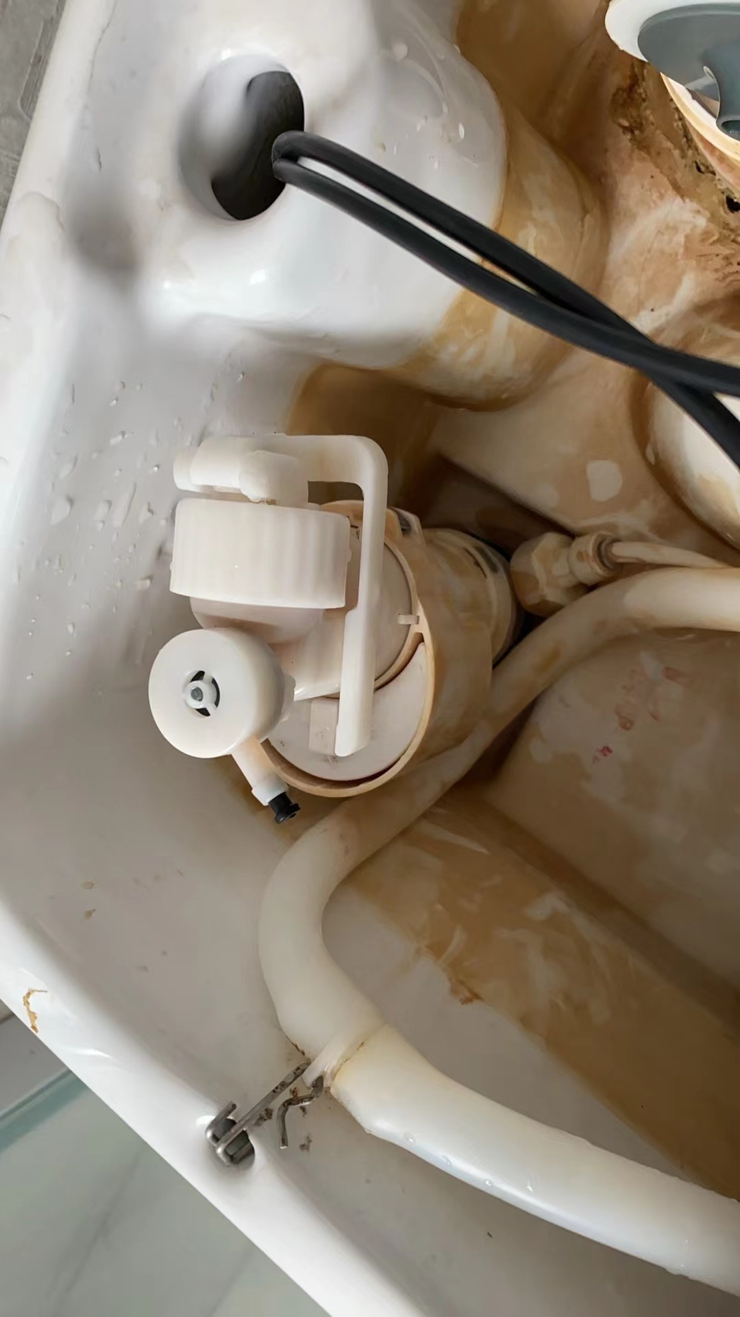 下沉水箱进水阀，用图二新款代替图一