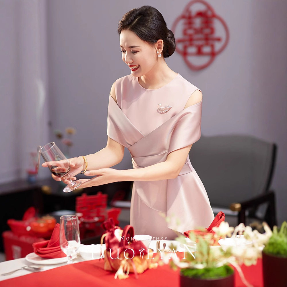 妈妈装西式婚礼礼服2026春夏新款韩式气质粉色年轻喜婆婆婚宴旗袍