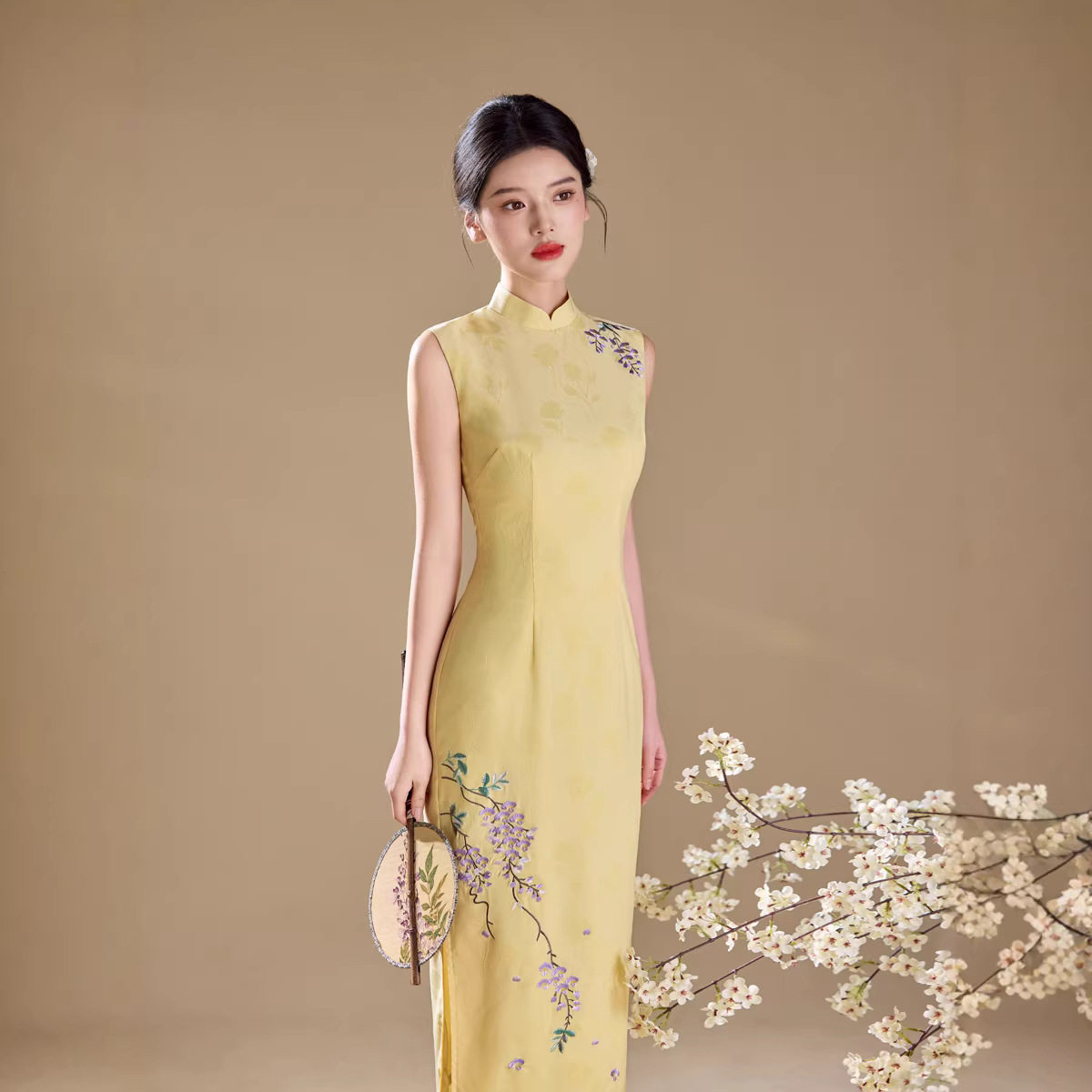 新中式温婉鹅黄无袖改良旗袍雅致紫藤刺绣修身长款温婉气质日常女