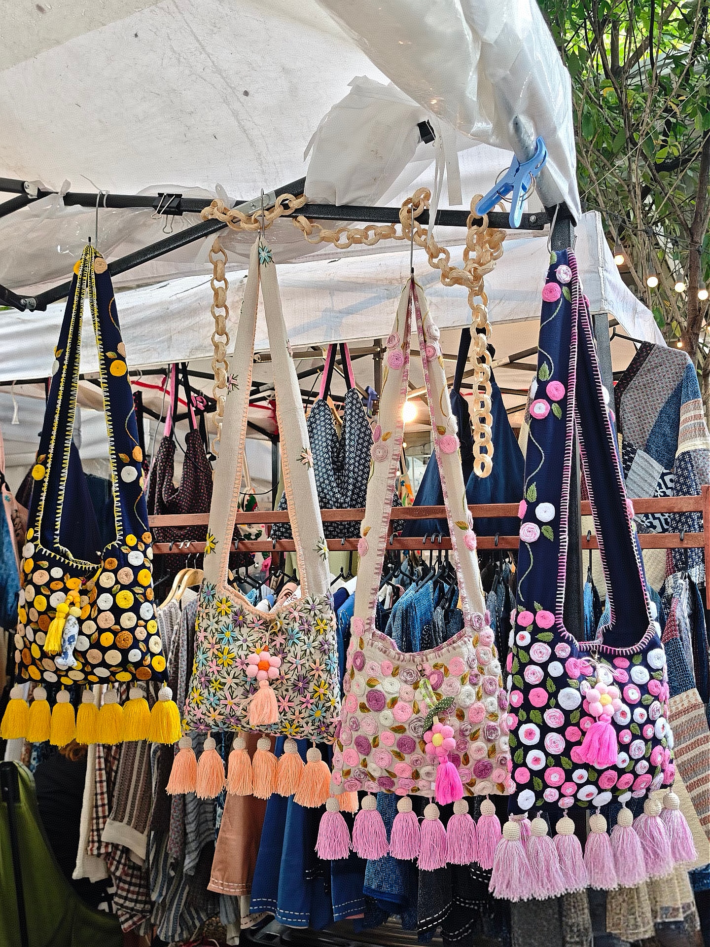 【绝美画报】夏萨珑！花仙子清迈棉纯手工刺绣度假风流苏包2025新