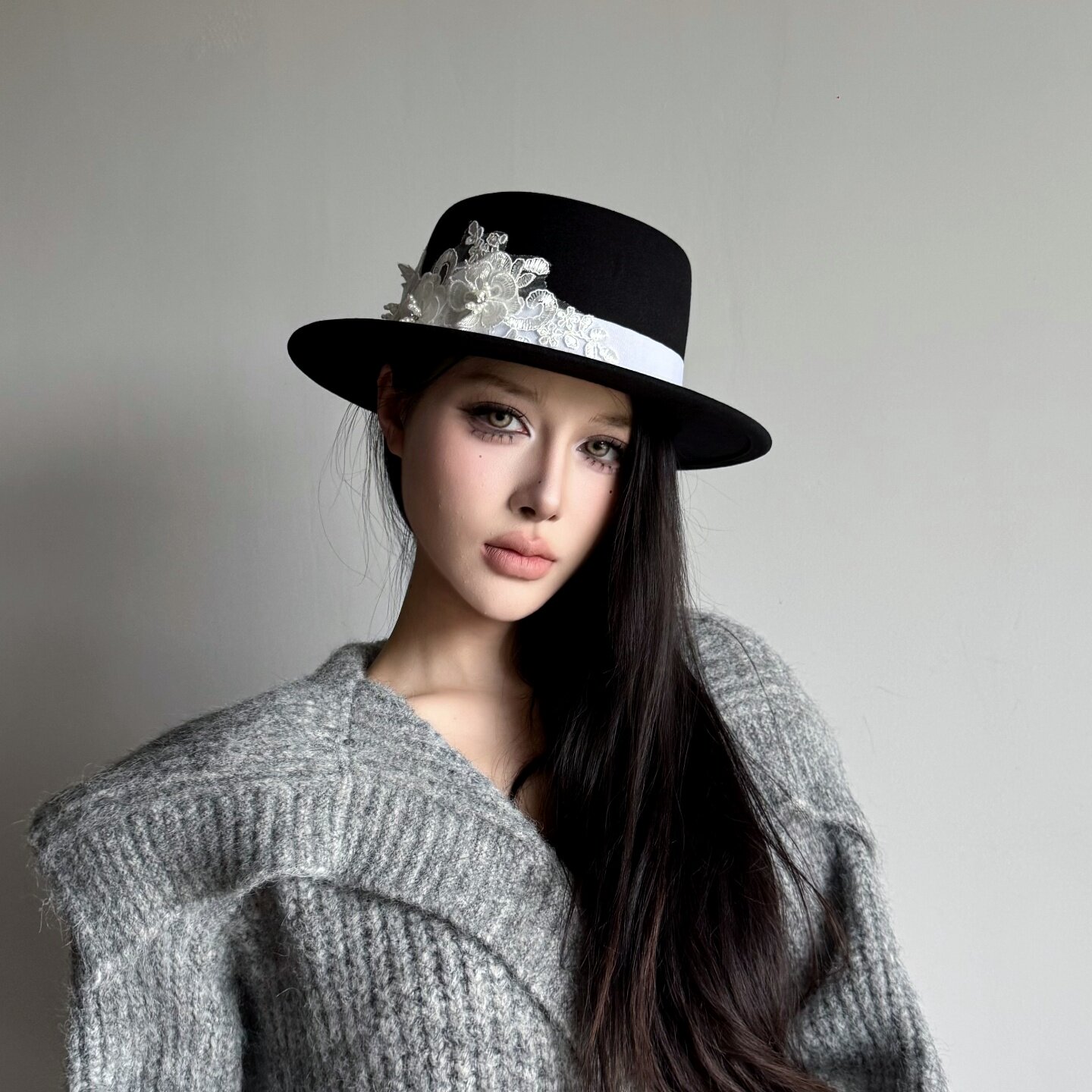 原创手作刺绣蕾丝花朵仿毛呢小檐礼帽女秋冬时尚法式修脸平顶帽子