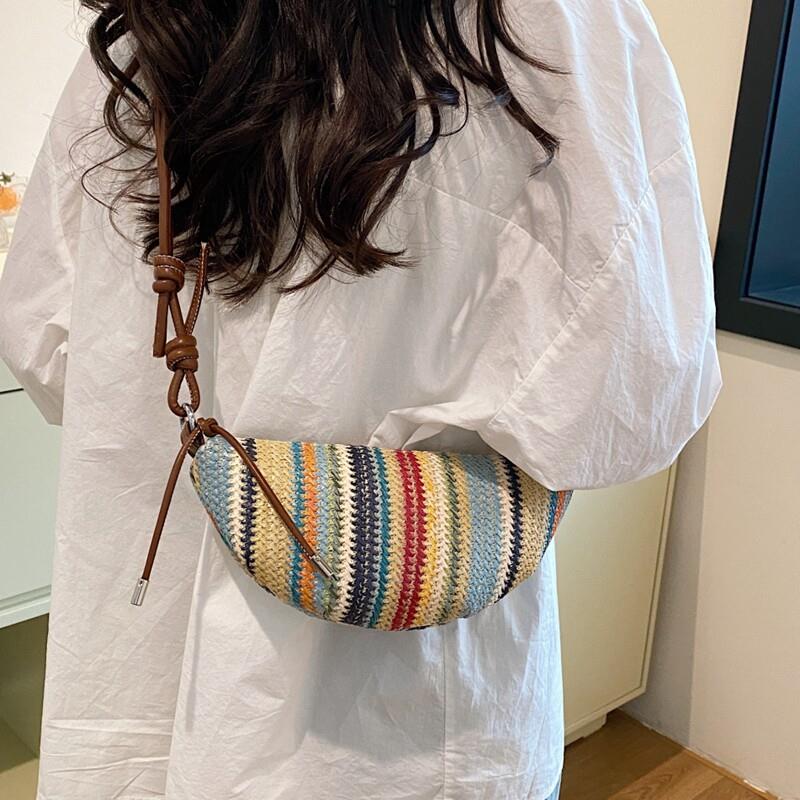 彩虹编织小包包女夏2026新款草编包流行百搭单肩斜挎牛角包沙滩包