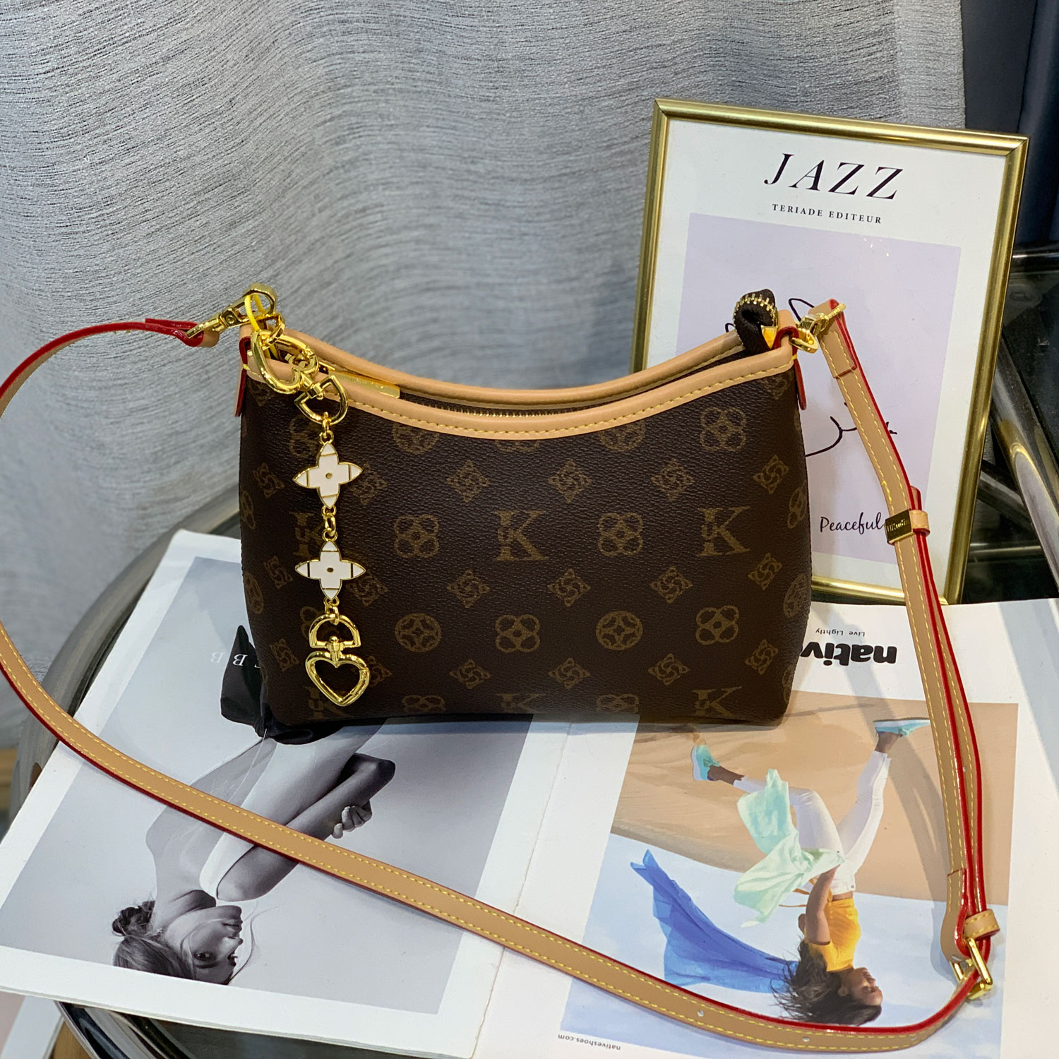 2025印花时尚字母秋冬新款链条单肩腋下女包休闲斜挎女包小方包