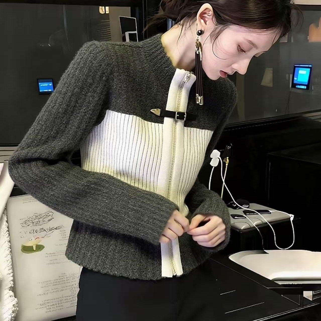 2025冬季绝美巨好看减龄时尚气质小众设计感穿搭撞色针织外套上衣,女装/女士精品,毛针织衫,淘宝优惠券,粉丝福利购,淘宝优惠卷