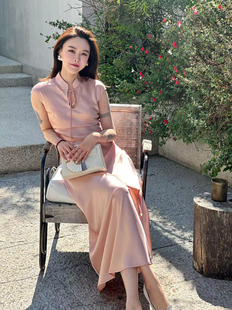 DUO智仙生 粉标小阁藏春 桃粉醋酸优雅简约新中式长旗袍