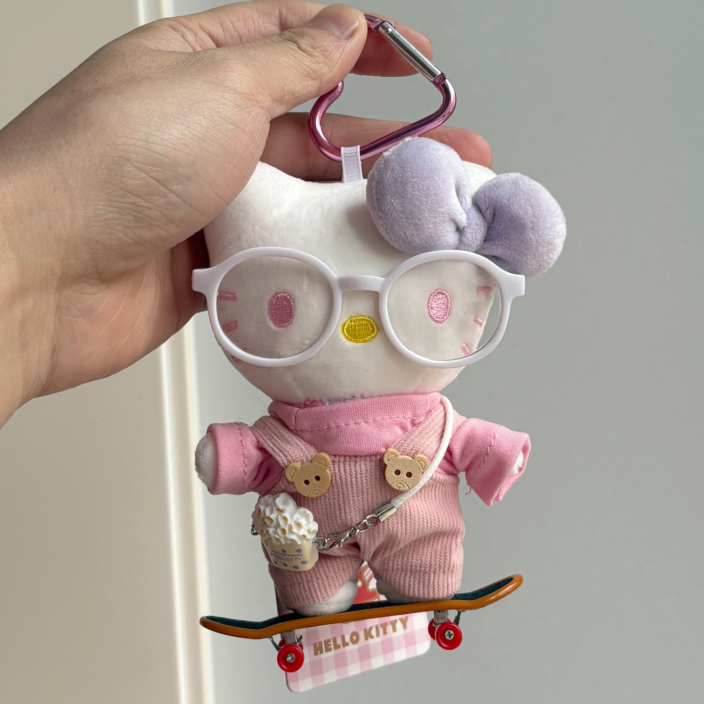 正版滑板HelloKitty毛绒小挂件公仔玩偶闺蜜包包挂饰女生书包配饰