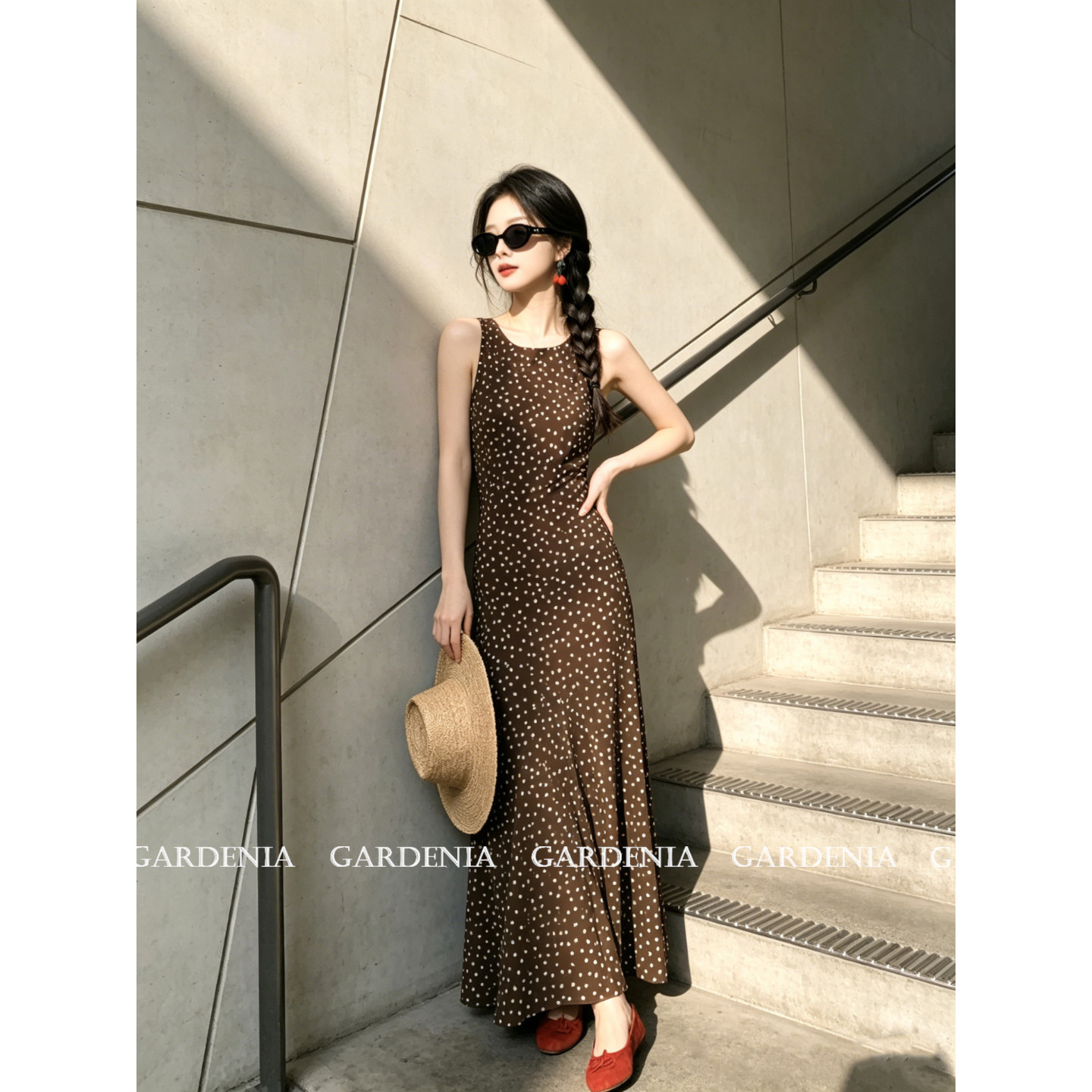 Gardenia 法式复古棕色波点斜裁无袖连衣裙女夏新款垂坠修身长裙