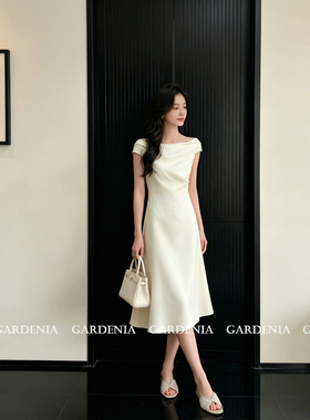 Gardenia 法式轻奢优雅白色缎面一字领连衣裙女气质褶皱修身长裙