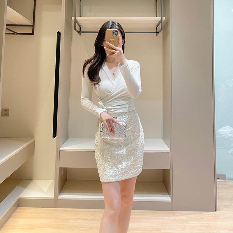 轻奢名媛风白色衬衫女秋季新款乔绒烫钻V领长袖绑带修身短款上衣