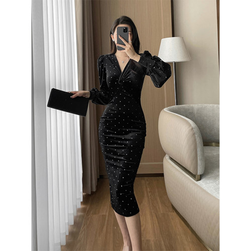 黑色丝绒轻奢连衣裙冬季新款赫本风V领灯笼袖修身显瘦年会礼服女