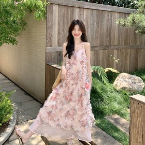 甜美木耳边粉色碎花网纱吊带连衣裙女夏2025新款简单大方超火长裙图片