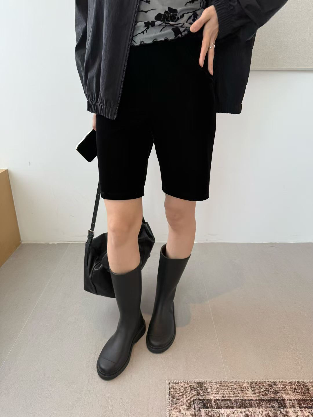 2025年秋季新款韩版宽松显瘦百搭丝绒中裤女设计感小众黑色骑行裤