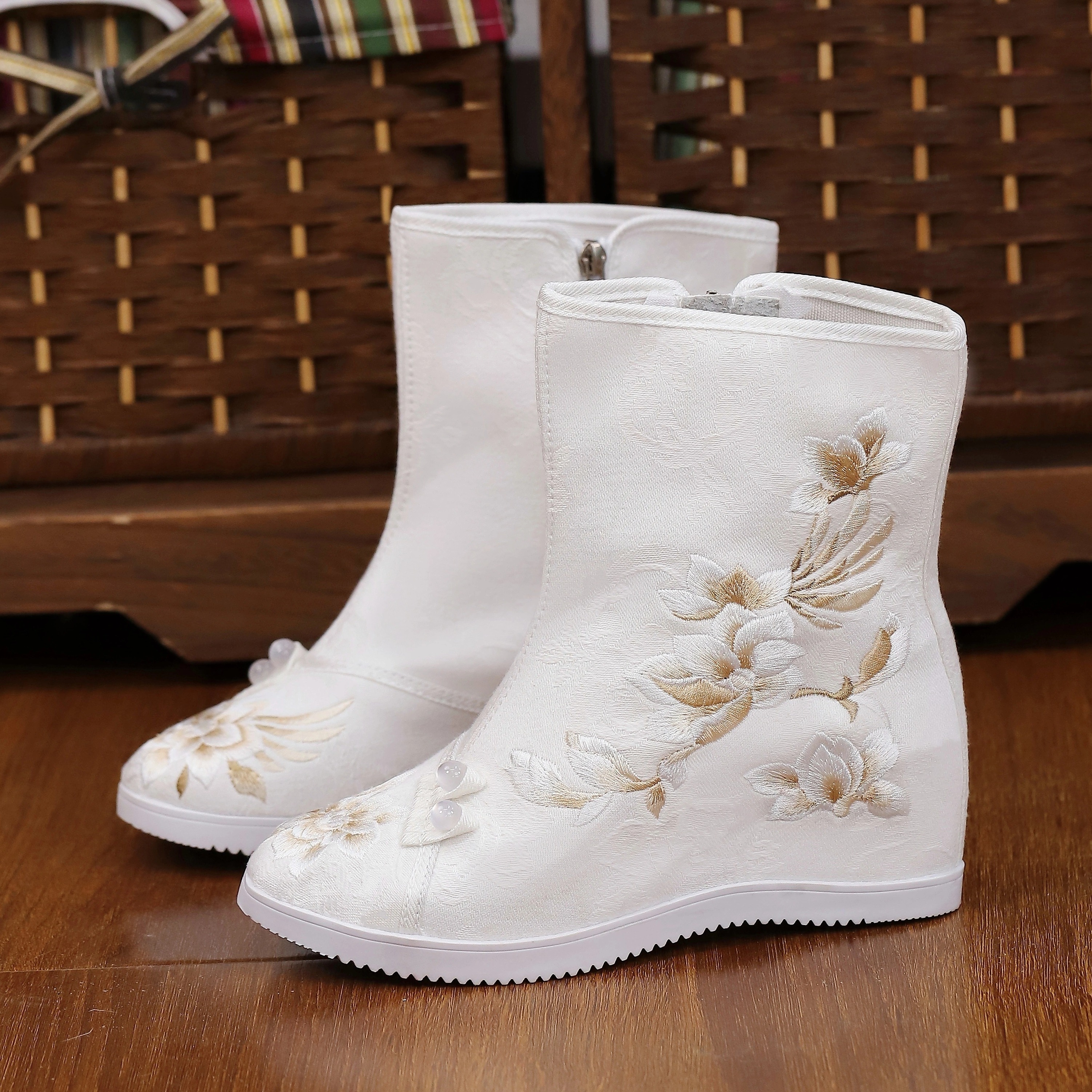 老北京布鞋绣花靴汉服鞋女靴