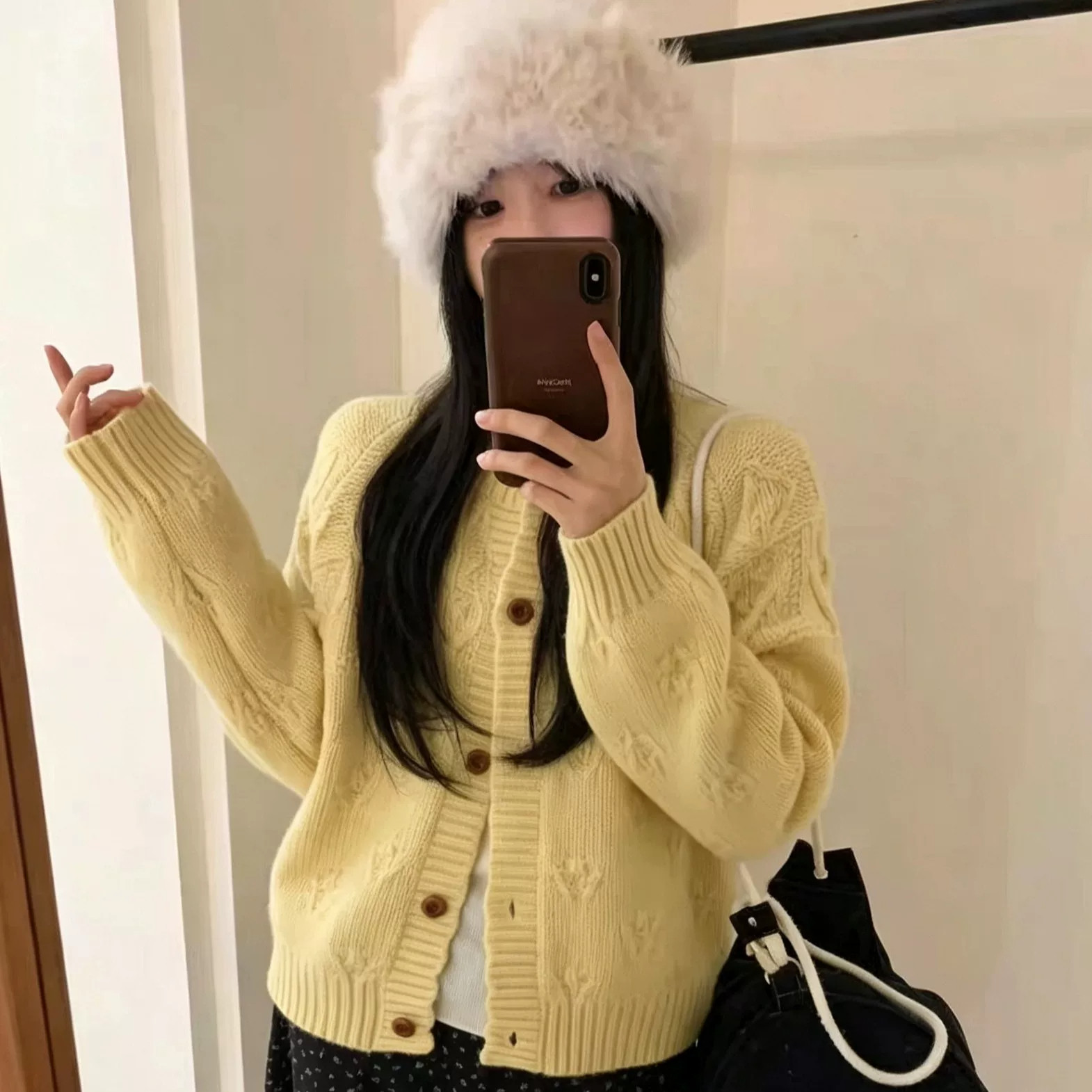 韩系温柔镂空麻花开衫秋冬圆领木质纽扣新款小个子显瘦针织衫上衣