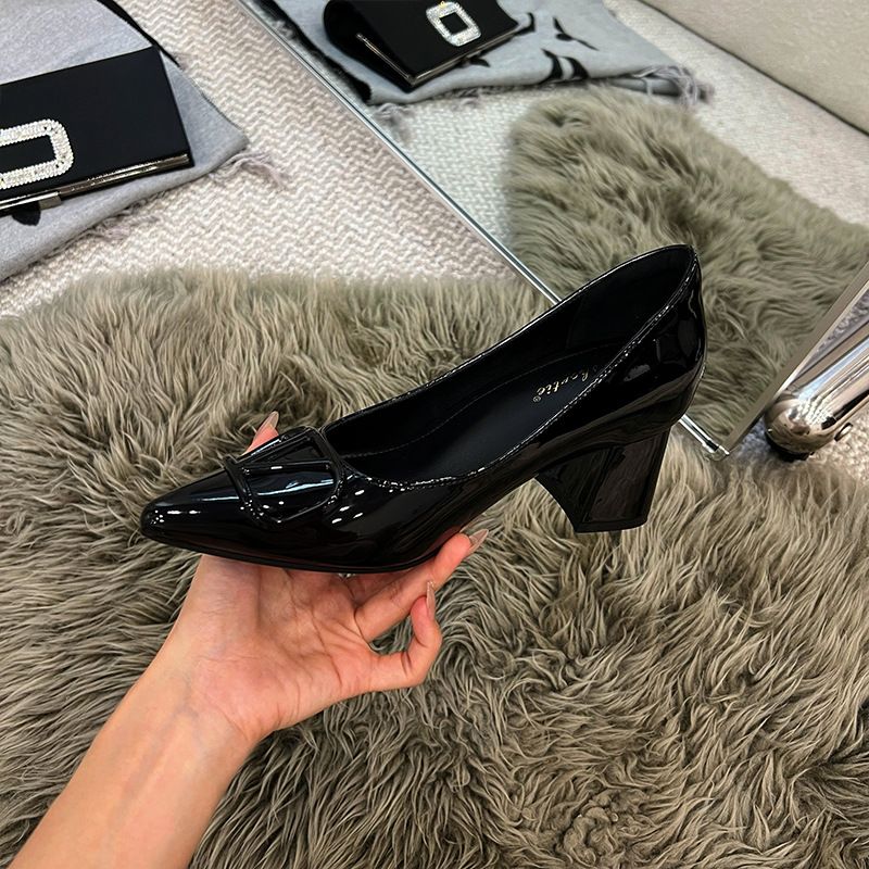 尖头单鞋女2025新款方扣漆皮法式绝美浅口裸色小低粗跟名媛风晚鞋