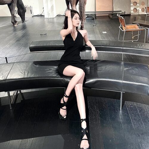 黑色v领露背挂脖吊带连衣裙女夏季法式纯欲性感气质名媛包臀短裙