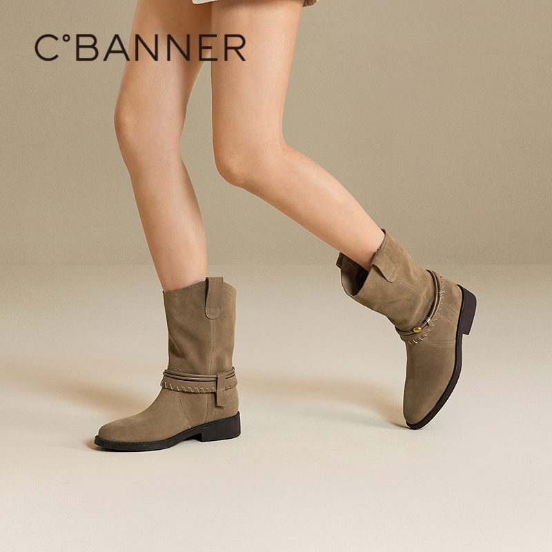 复古牛剖层革 呈现细腻肌理与层次色泽