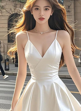 纯欲风复古白色缎面V领吊带连衣裙女2026夏季新款显瘦包臀短裙子