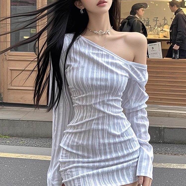 纯欲风复古蓝色斜肩条纹连衣裙女2025春季新款高级感收腰包臀短裙
