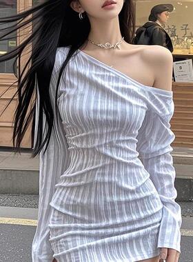 纯欲风复古蓝色斜肩条纹连衣裙女2026春季新款高级感收腰包臀短裙