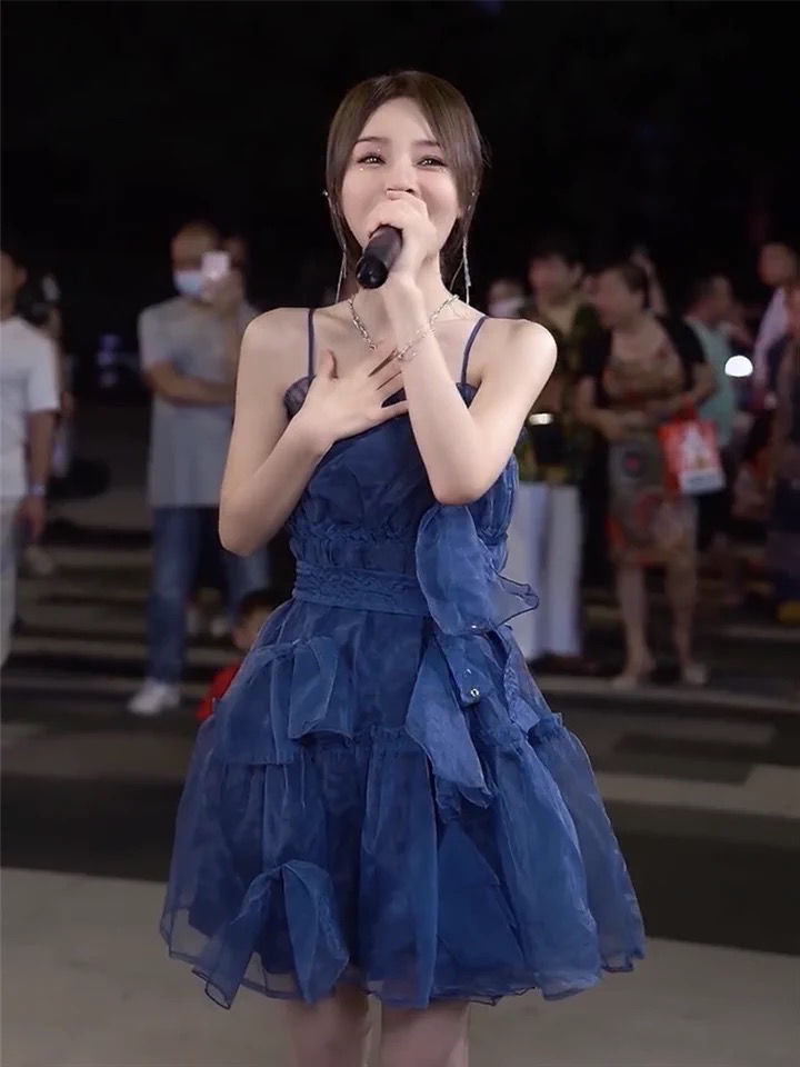鱼闪闪红山果抖音同款蓝色吊带收腰褶皱a字连衣裙设计感时尚秋季
