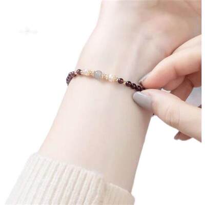 Delicate garnet bracelet with sweet temperament and