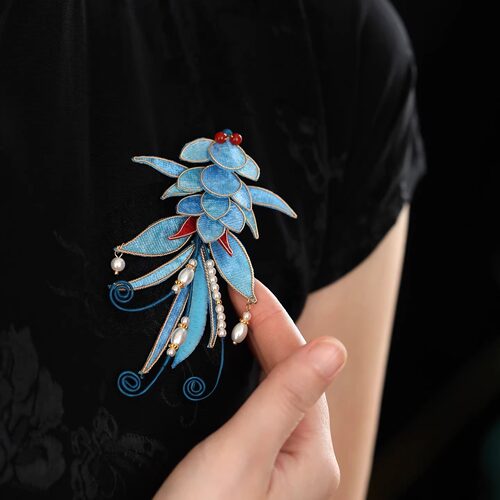 中国风手工布艺锦鲤胸针女氛围感配大衣别针精致胸花配饰品