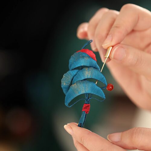 创意花朵胸针女蓝色古风缠花别针手工小众简约毛衣外套旗袍配饰