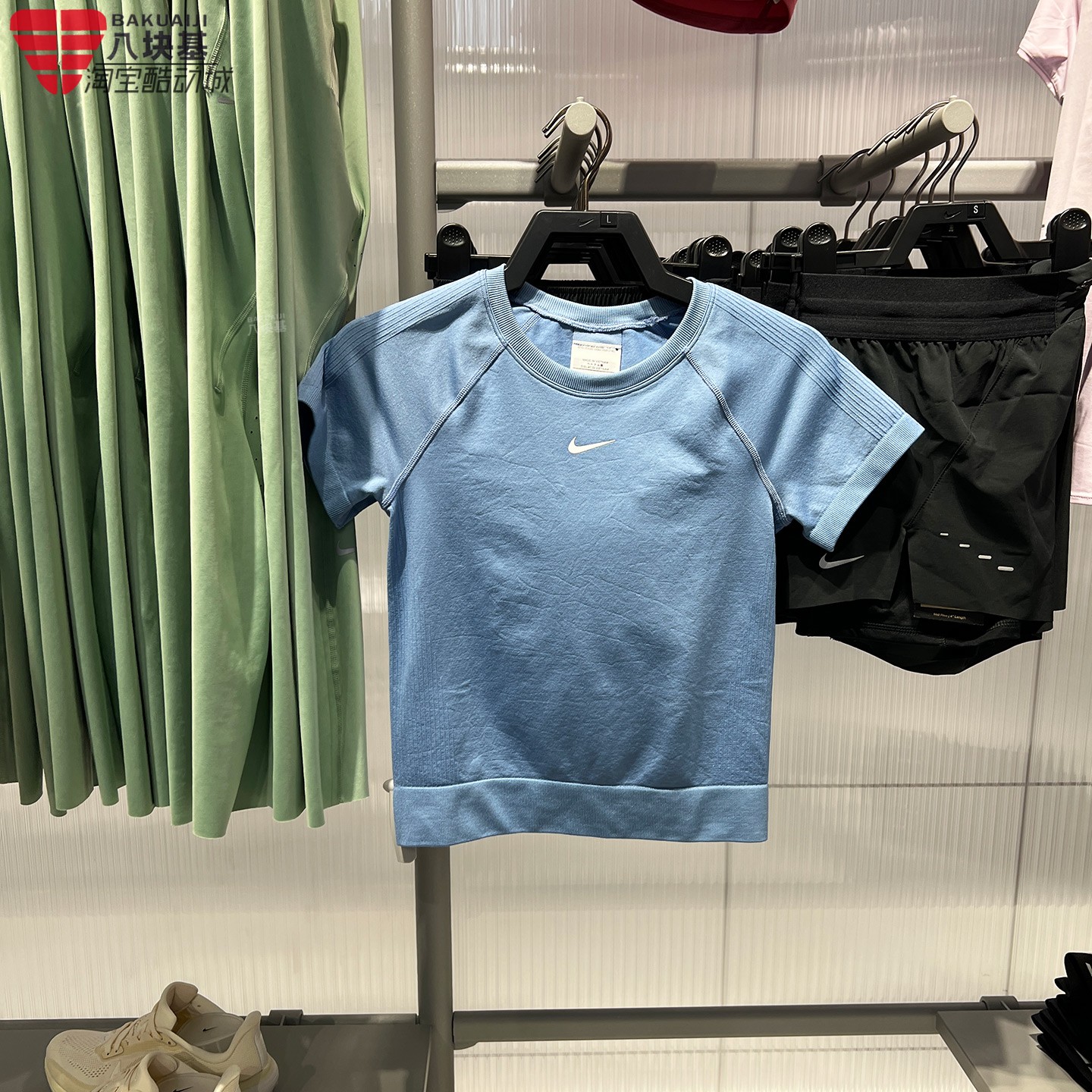 耐克女速干修身跑步运动短袖T恤