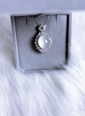 天然冰种玉髓吊坠女款镶嵌宝石高冰蛋面。像是冰岛上跳舞得芭蕾