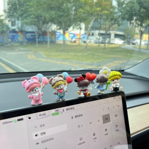 特斯拉车内装饰中控屏趴趴摆件