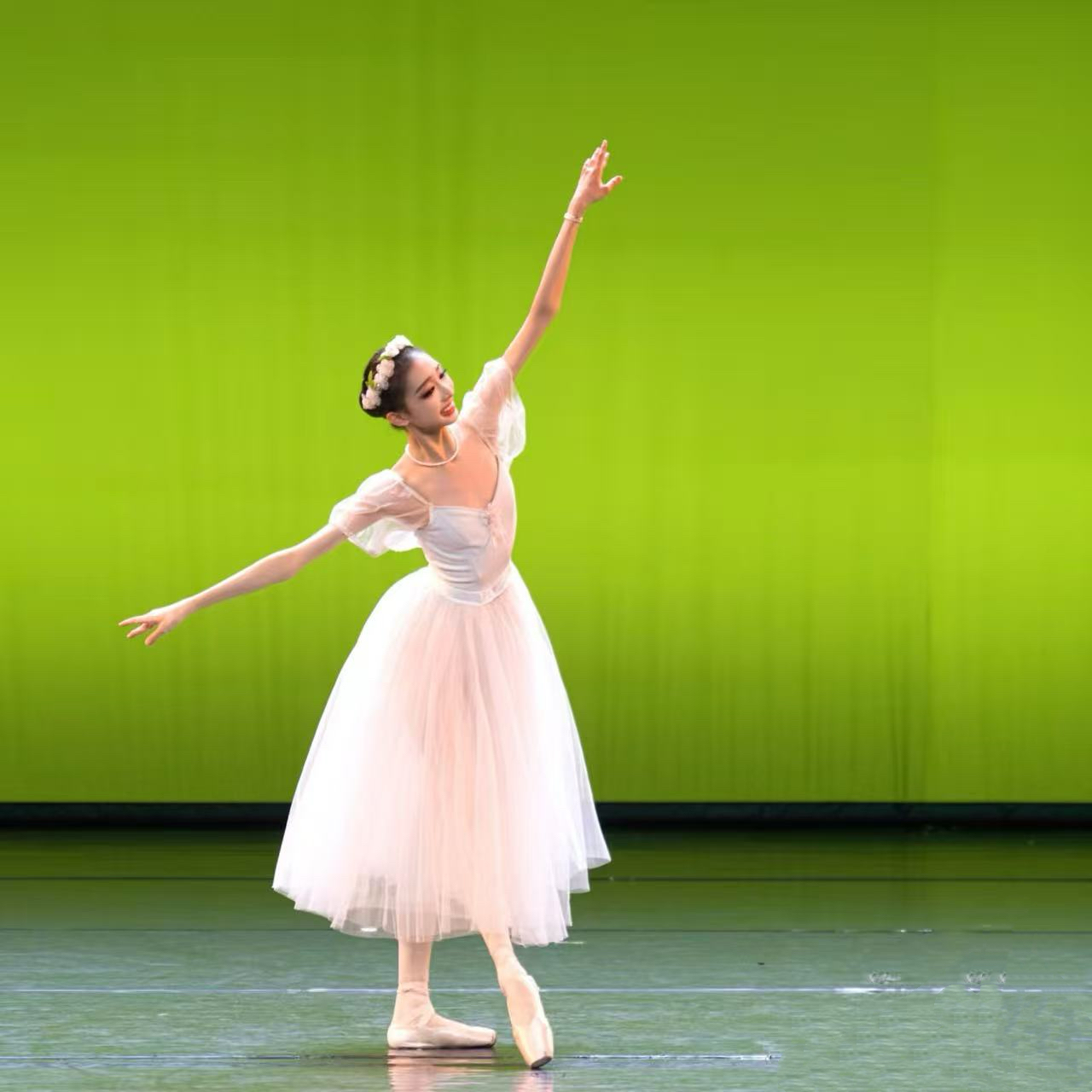 仙女芭蕾演出服泡泡袖比赛表演裙白色专业篷篷裙长纱裙芭蕾舞裙