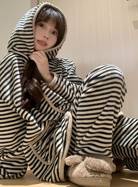 珊瑚绒睡衣女秋冬季加厚加绒法兰绒网红风黑色条纹连帽家居服套装
